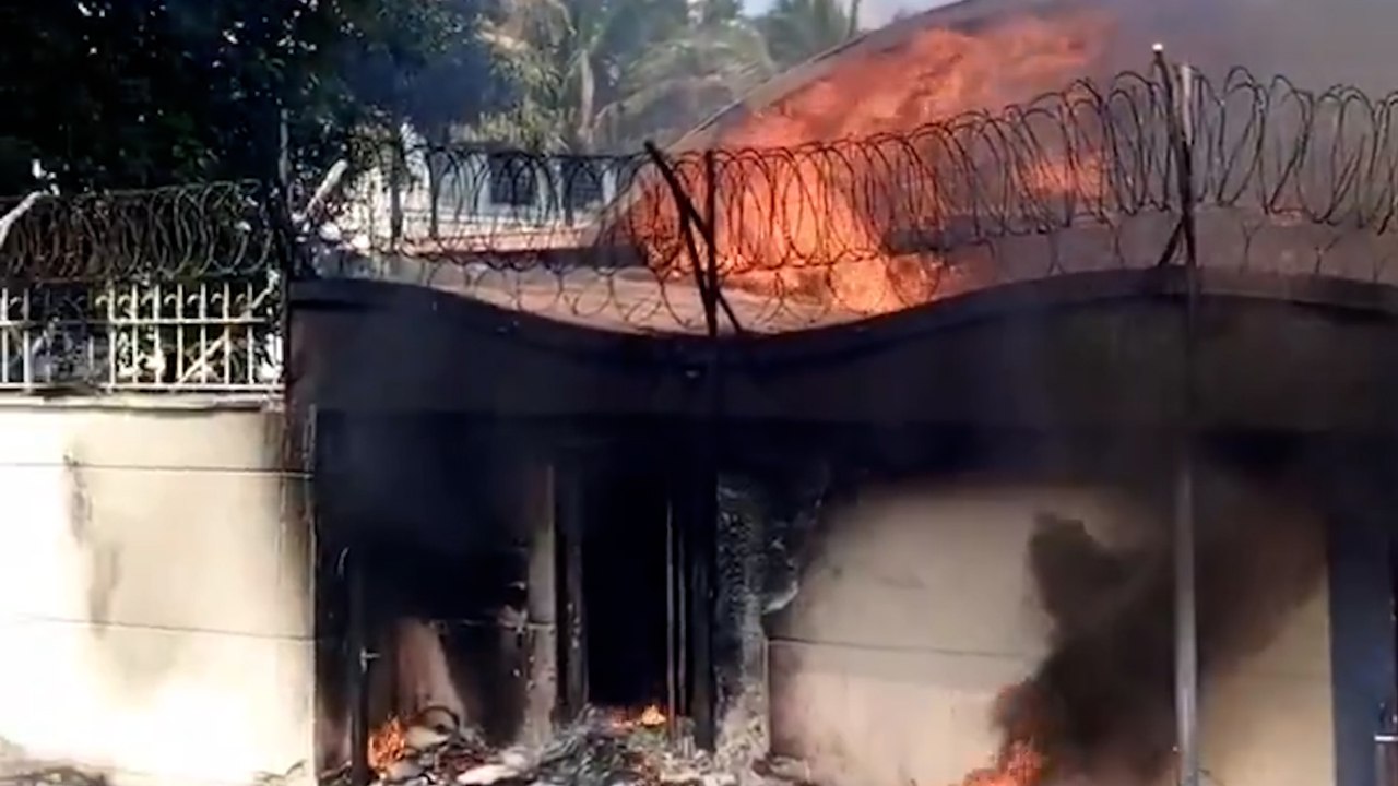 En RDC, les images de l'ambassade de France incendiée à Kinshasa
