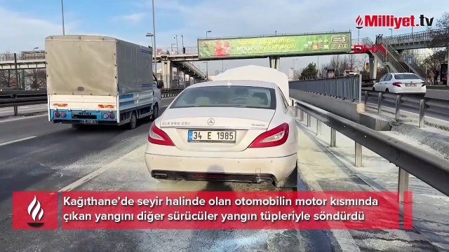 Kağıthane D-100 Karayolu'nda otomobildeki yangını diğer sürücüler söndürdü