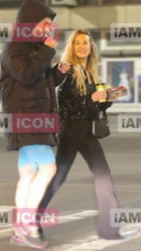 Flavia Mihasan - 30.12.2024 - 11.01.2025 \Colors Experience. Seara,în oraș,la întâlnire/futai. \Plimbare,cu boracii.În sufragerie,cu puradeii. \ În parc,cu plozii. \Seara,în parc:Viviana și piticii. \La musicalul Cartea Junglei.\ La Aquaswim.