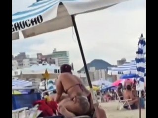 VÍDEO: Policial dá bronca em casal durante "momento quente" em praia; assista