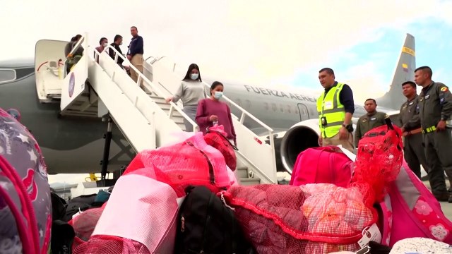 Colombianos deportados dos EUA chegam em Bogotá
