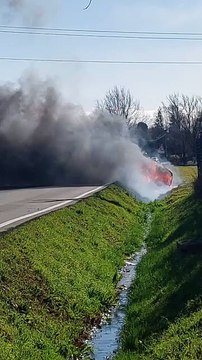 Castelnuovo, scontro auto-furgone: autista salvato dalle fiamme