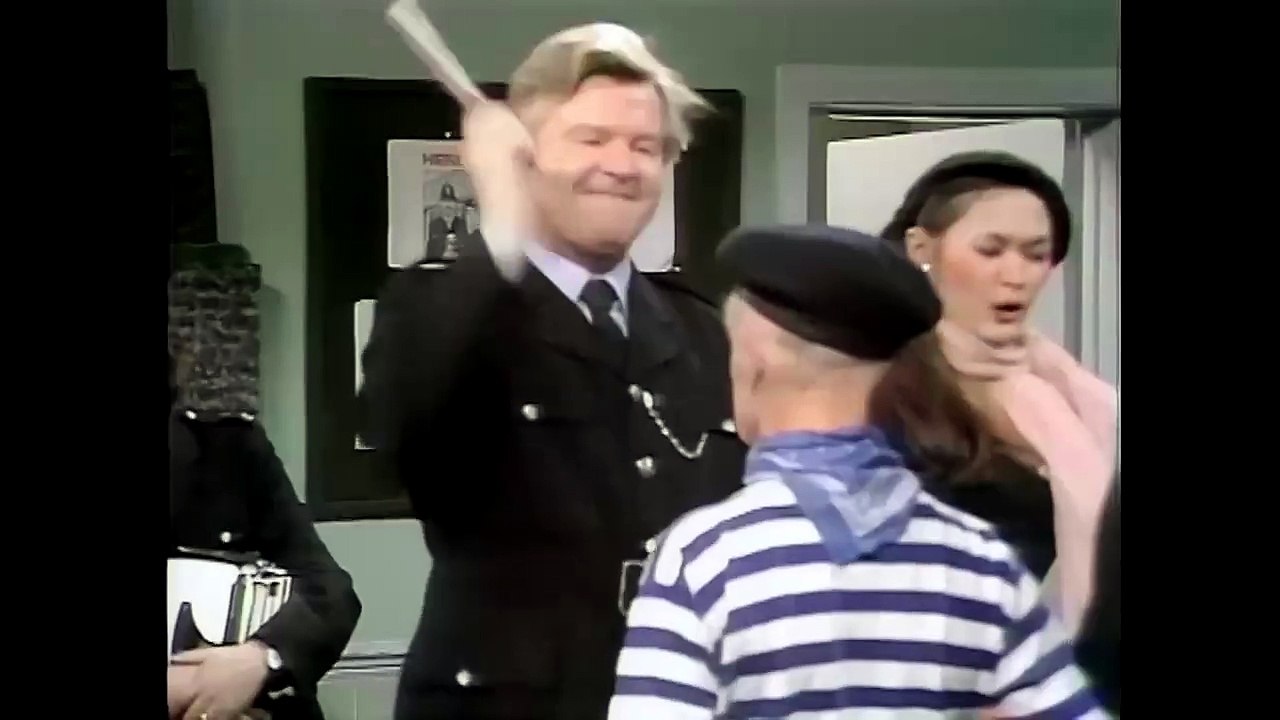Benny Hill - Musical Mayhem (The Transistor Radio) (1976)