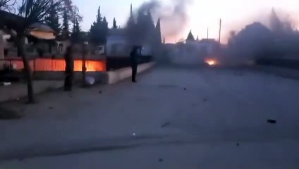 لحظة انفجار سيارتين مفخختين بريف حمص.. فيديو