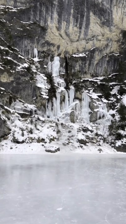 AMBIANCE GLACÉ sous les falaises du Lac de Braies