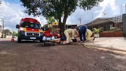 Mulher bate a cabeça e desmaia após queda de patinete na Rua Potiguaras
