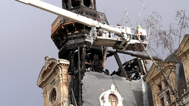 Fragilisé par l'incendie, le beffroi de la mairie du XIIe démonté pièce par pièce