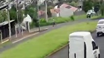 Vídeo mostra motociclista sendo arremessado à via após ser atingido em cheio por caminhonete