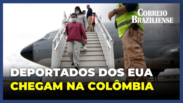 Colombianos deportados dos Estados Unidos chegam a Bogotá