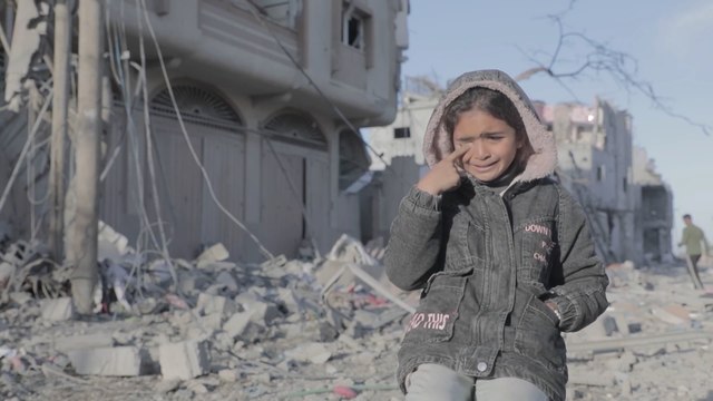 El llanto desconsolado de una niña gazatí al volver a su casa tras el alto el fuego