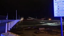 Nave alla deriva a Marina di Massa: la nave carica di detriti va contro il pontile