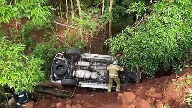 Umuarama: Veículo cai em ribanceira na PR-323 e três pessoas ficam feridas