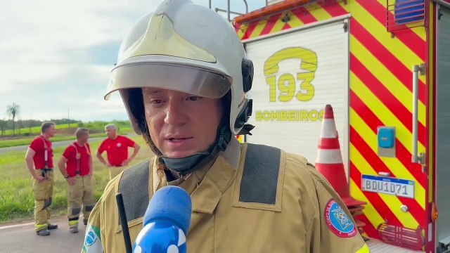 Umuarama: Veículo cai em ribanceira na PR-323 e três pessoas ficam feridas - Tenente Marçal