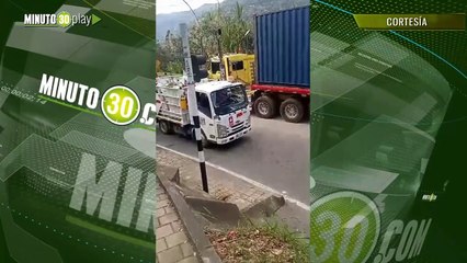 Congestión en Girardota tras hallazgo de cuerpo con impactos de bala dentro de un carro
