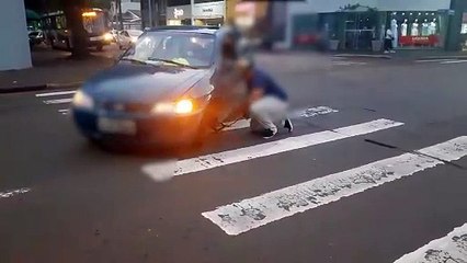 Celta perde a roda ao fazer curva no Centro de Cascavel