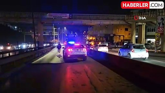 Kağıthane'de Kontrolden Çıkan Hafriyat Kamyonu Bariyerlere Çarptı