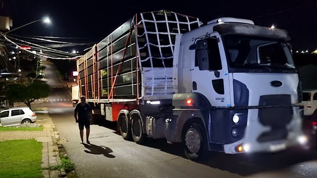 Caminhão enrosca em fios e deixa moradores as escuras no Santa Felicidade