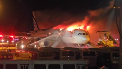 김해공항 에어부산 항공기 불...승객 등 176명 대피 / YTN