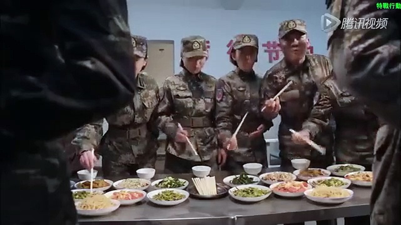 Versi Film Tentara elit meremehkan dan menantang rekrutan baru, tetapi dia menghadapi tiga orang HD