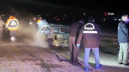 Yanan otomobilde feci şekilde can verdi