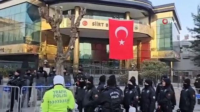 Siirt Belediyesi binasına kayyum kararı sonrası Türk bayrağı asıldı