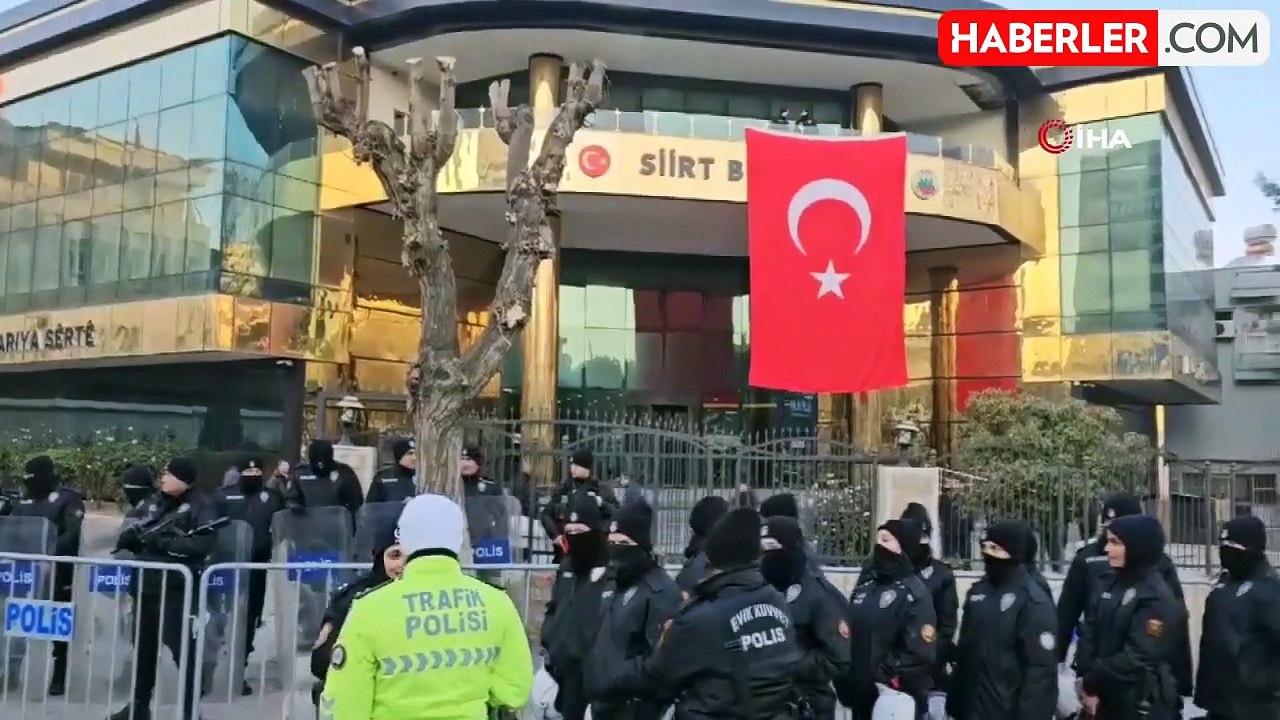 Siirt Belediyesine Kayyum Atandı, Binaya Türk Bayrağı Asıldı