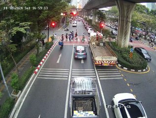 ไรเดอร์หัวร้อนซิ่ง จยย.หวิดชนคนบนทางม้าลาย ตำรวจสั่งรวบตัว สารภาพทำไปเพื่ออะไร? 🛵