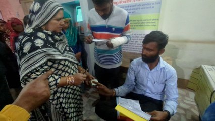 मजदूरों से श्रमिक डायरी बनाने के नाम पर वसूले 500-500 रुपए, फिर देने पड़े वापस