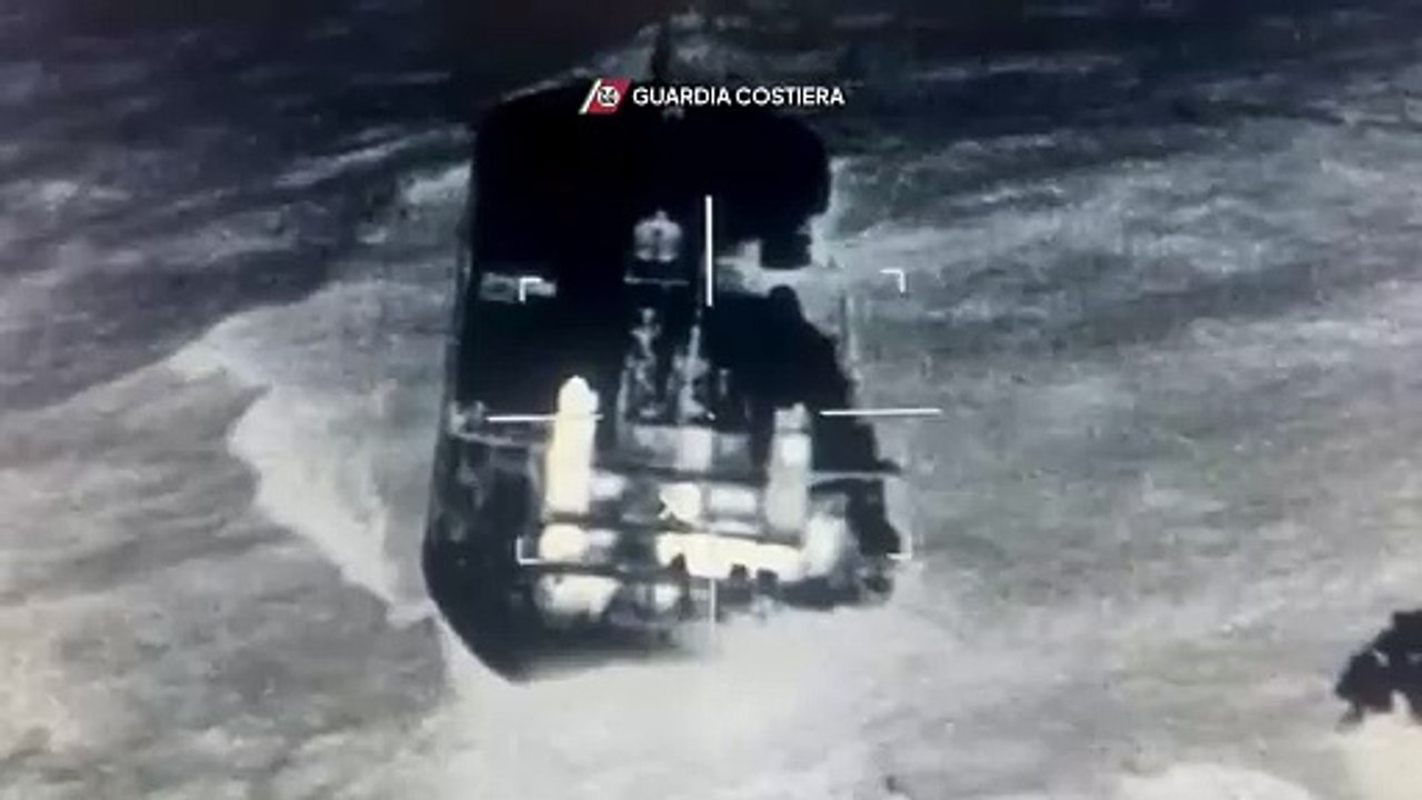 Marina di Massa, nave incagliata sul pontile. Il video dall'elicottero