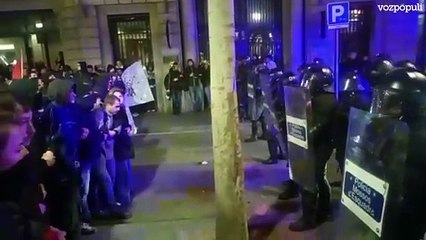 La Generalitat y el Ayuntamiento socialista fuerzan con violencia un desahucio en Barcelona