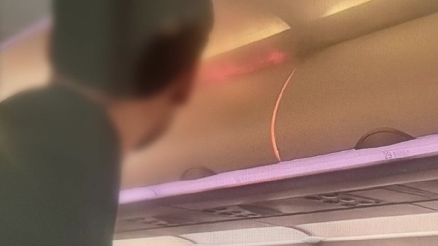 [단독] 에어부산 항공기 선반에서 불길 ...기내 사진 확보 / YTN