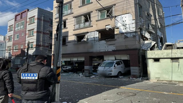 경남 진주 빌라에서 가스 추정 폭발...30대 전신 2도 화상 / YTN