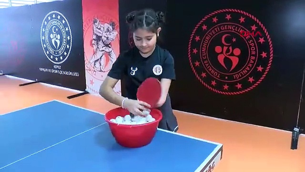 Doğuştan bir eli yok ama o masa tenisinde başarıdan başarıya koşuyor!