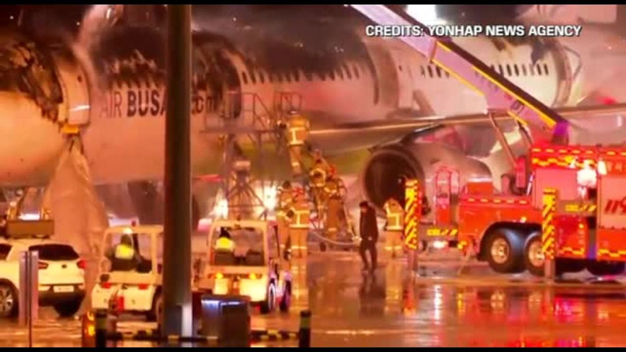 Corea del Sud, aereo prende fuoco in pista: salvi i 176 passeggeri