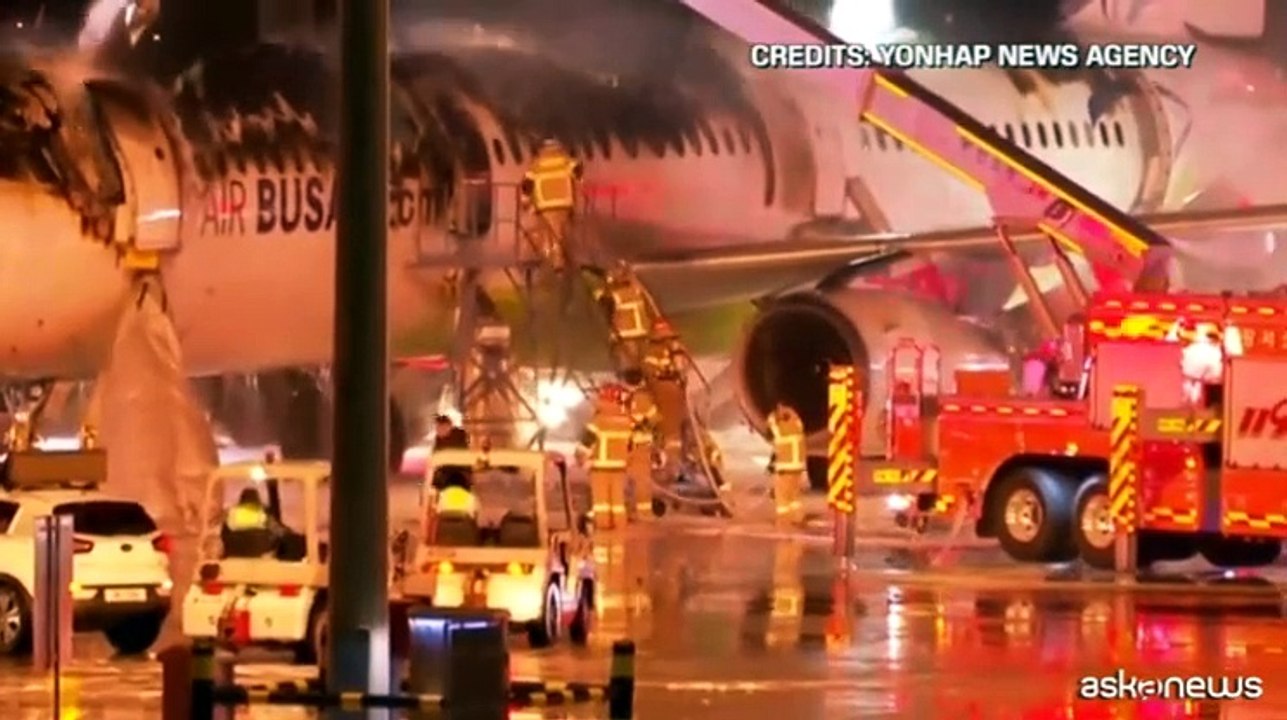 Corea del Sud, aereo prende fuoco in pista: salvi i 176 passeggeri