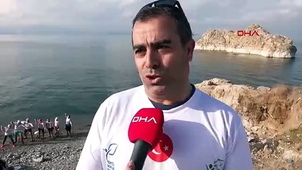 Onlar yüzerken üşümedi, biz haberi hazırlarken donduk...