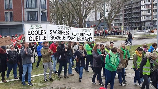 Grogne dans l'enseignement : des milliers d'enseignants ont formé une chaîne humaine dans les rues de Liège