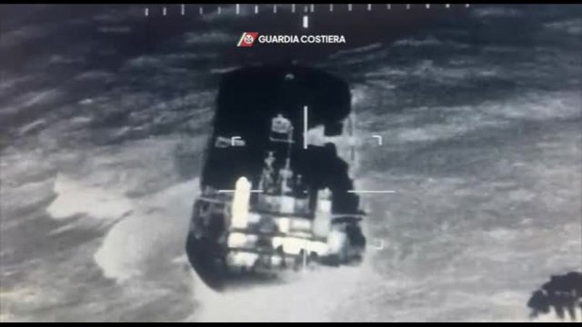 Nave cargo cipriota si arena a Marina di Massa, equipaggio in salvo