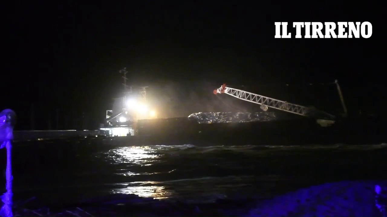 Lo schianto, l'allarme, i soccorsi e i danni: il videoracconto della nave incagliata a Marina di Massa