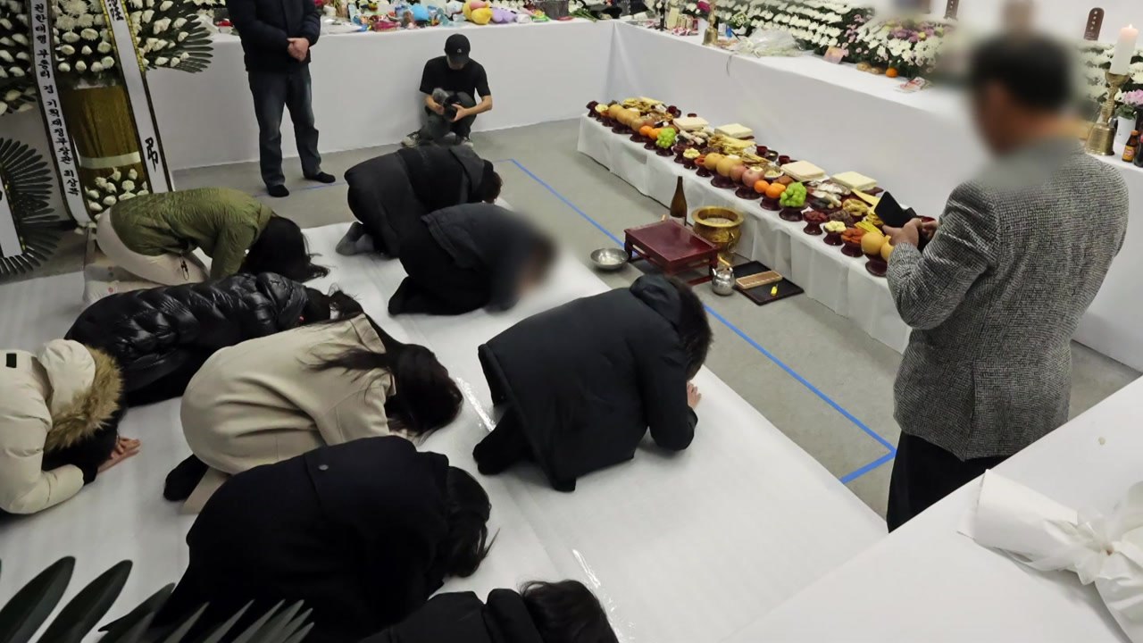 제주항공 여객기 참사 유가족 무안공항서 합동 차례 / YTN