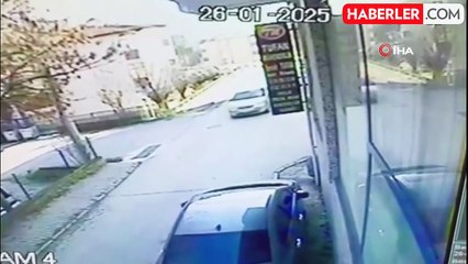 Park Halindeki Otomobile Çarpan Araçta 2 Yaralı