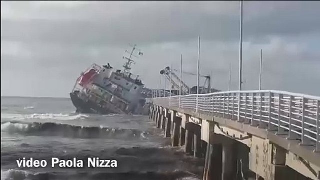 Nave contro il pontile, controlli ambientali a Marina di Massa