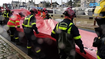 Pour limiter les crues, les pompiers installent un barrage de 400 mètres