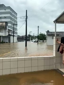 Carro boiando e ruas alagadas: fortes chuvas atingem o Sul de SC e causam estragos