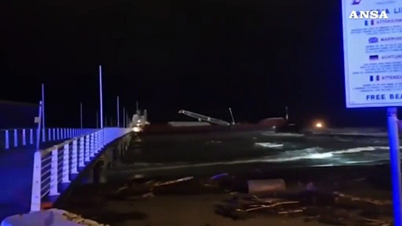 Nave incagliata a Marina di Massa, si teme lo sversamento di inquinanti