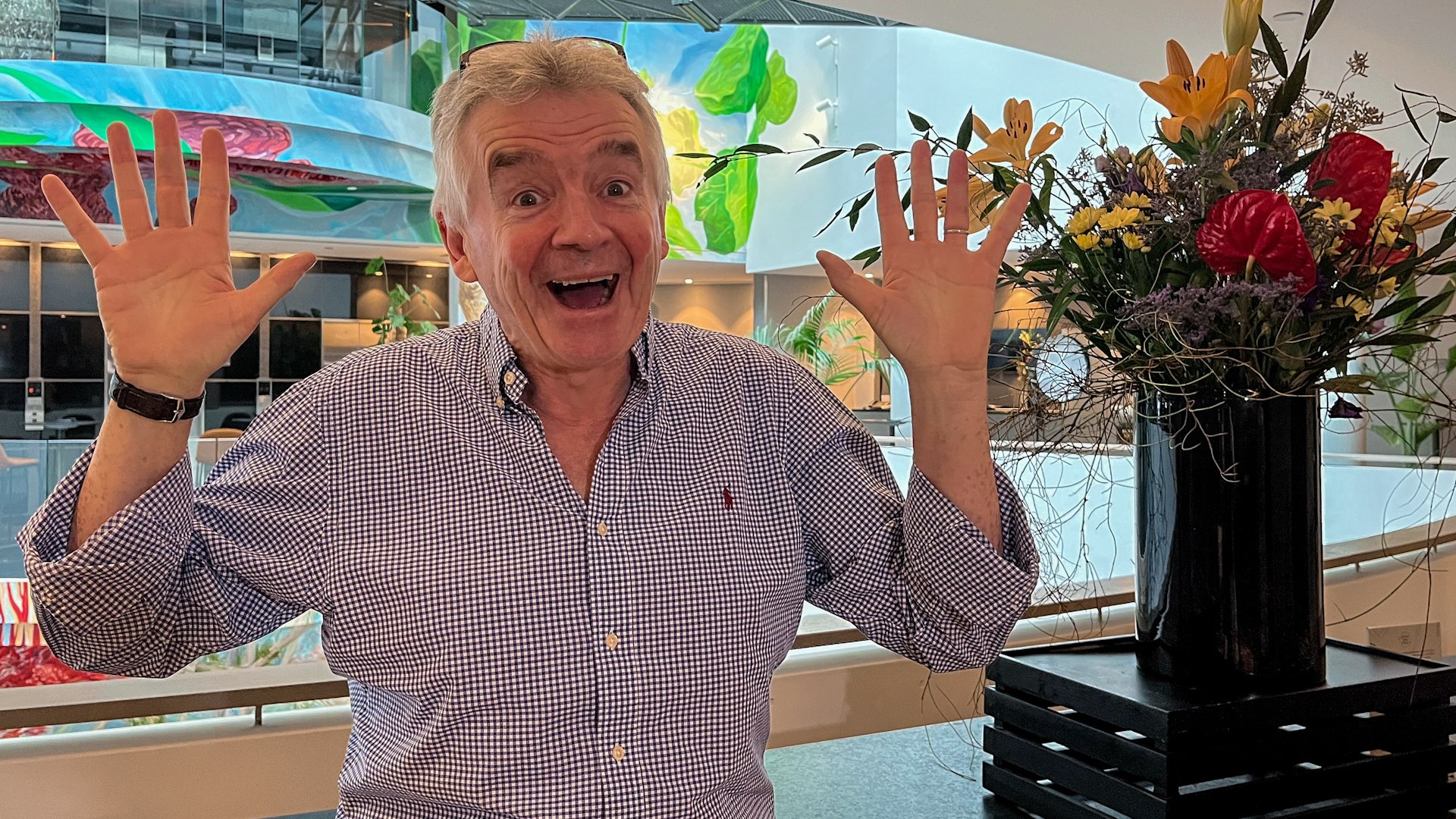 El fundador y presidente de Ryanair, Michael O'Leary, llam� hoy "ministro comunista" al titular espa�ol de Derechos Sociales, Consumo y Agenda 2030, Pablo Bustinduy por las multas de 179 millones de euros impuestas a cinco aerol�neas de bajo coste por cobrar por el equipaje de mano.