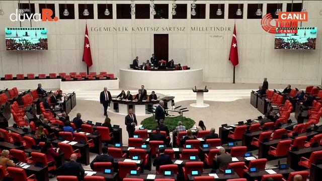 DEM Partili vekiller, Siirt Belediyesi'ne kayyum atanmasını Meclis’te sıralara vurarak protesto etti.