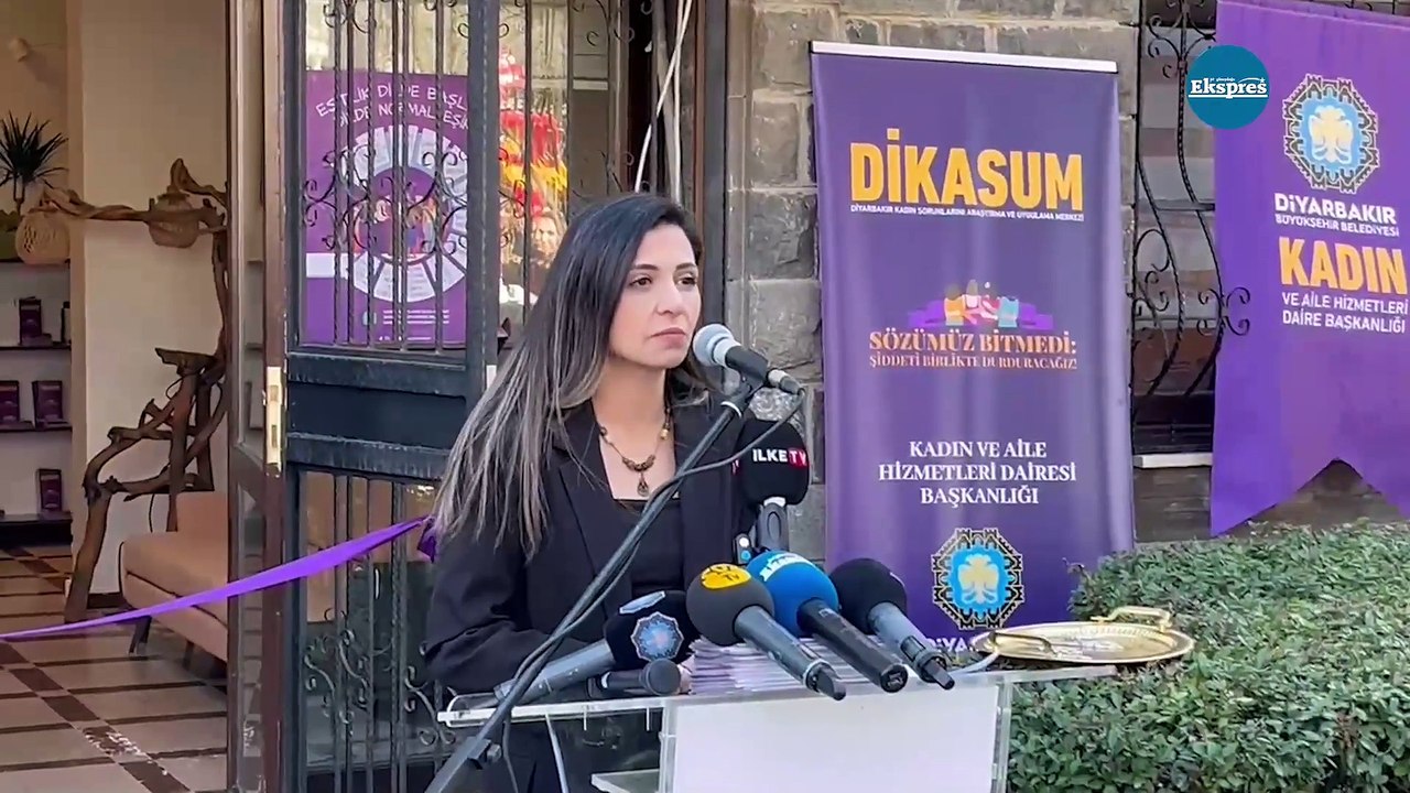Diyarbakır'da, kayyumun kapattığı merkez zılgıtlarla açıldı