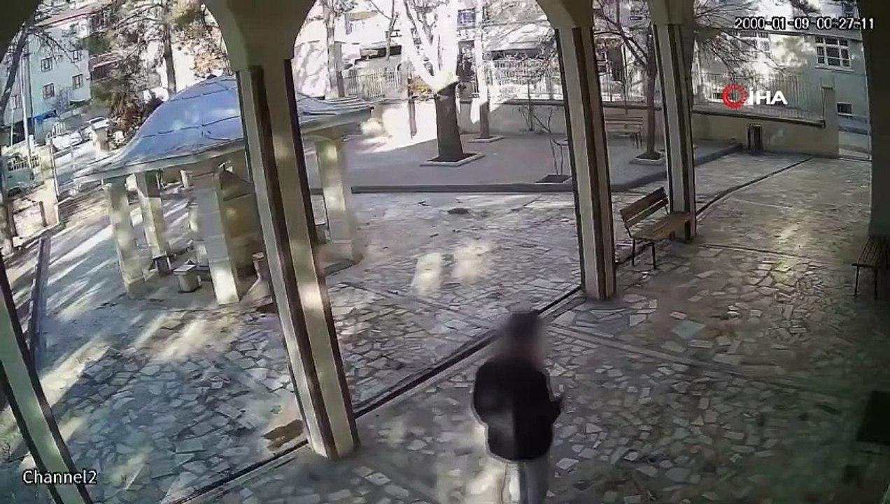Elazığ’da camide namaz kılındığı sırada bir çocuk içeri torpil attı.