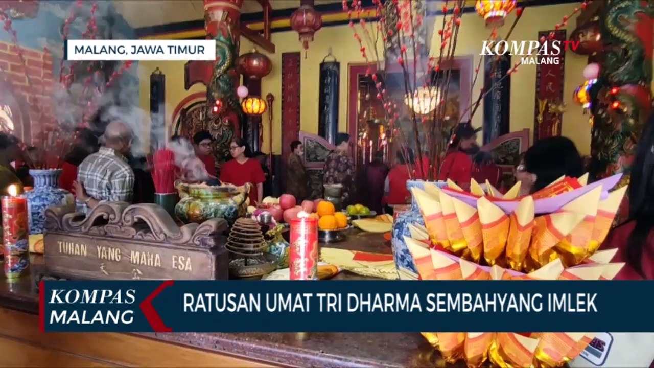 Ratusan Umat Tri Dharma Sembahyang Imlek di Klenteng Eng An Kiong